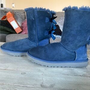 UGG Navy Suede Shearling Bow Back Bailey Boots Size 9